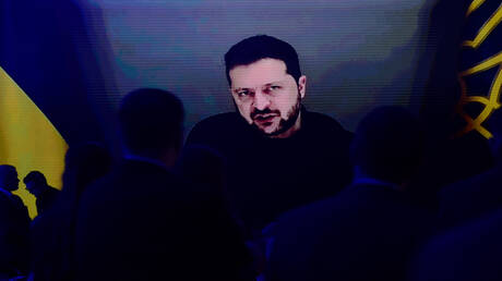 زيلينسكي يرفض الاستقالة أو إجراء انتخابات