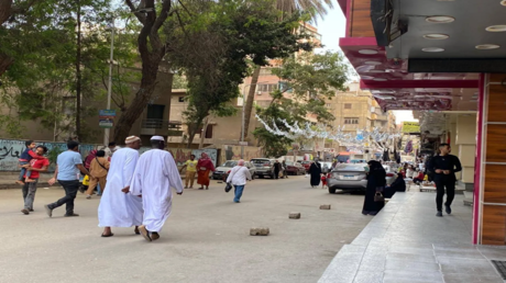 سوداني يودع المصريين برسالة مؤثرة ويثير تفاعلا واسعا (فيديو)