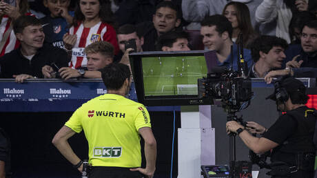 "فضيحة" قبل الكلاسيكو.. تلفزيون ريال مدريد يتهم لاعبي برشلونة بالتدخل في قرارات التحكيم