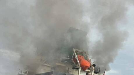 الجيش الإيراني ينشر مشاهد توثق اندلاع حريق في ناقلة نفط مخالفة في الممر الجنوبي لمضيق هرمز