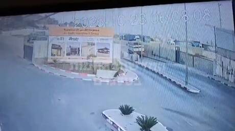 شاهد.. كاميرات المراقبة توثق لحظة الهجوم المسلح على حاجز إسرائيلي في الخليل اليوم