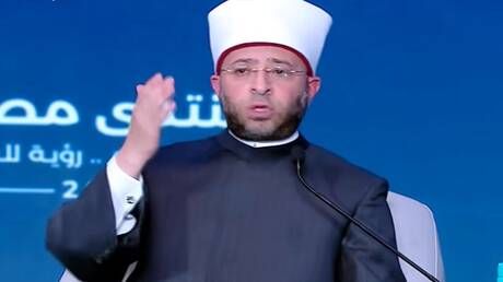 وزير الأوقاف المصري يرد بحضور السيسي على "عسكرة" الوزارة