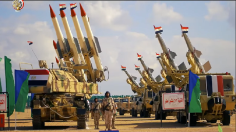 تفتيش حرب".. الجيش المصري يستعرض قواته القتالية بحضور قاداته (فيديو)