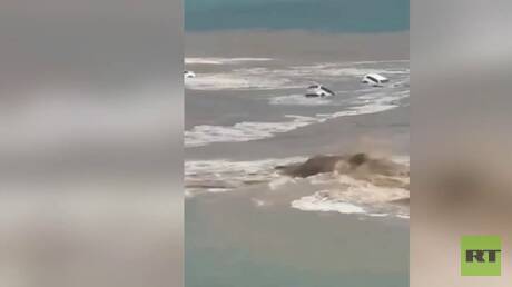 المكسيك.. سيول تجرف سيارات إلى البحر